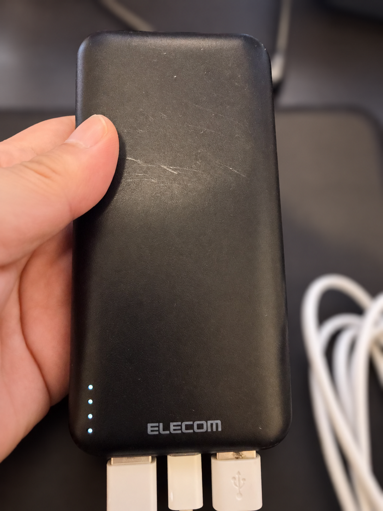 エレコムのモバイルバッテリーにケーブルを挿した状態