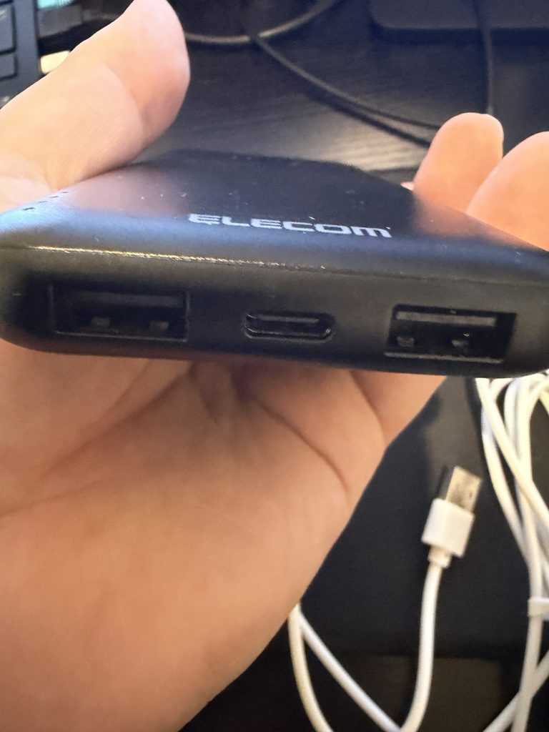 エレコムのモバイルバッテリーのUSB端子部分
