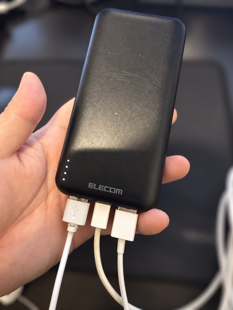 約1年使ってできたエレコムのモバイルバッテリー表面の擦り傷