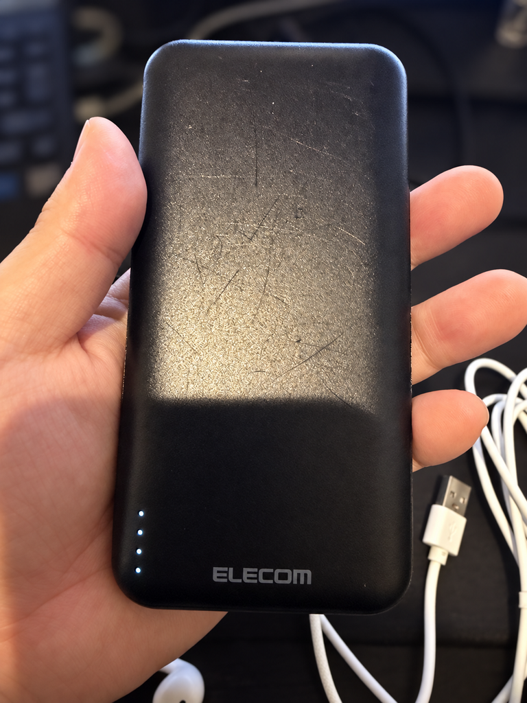約1年使用したエレコムのモバイルバッテリーの正面と残量ランプ