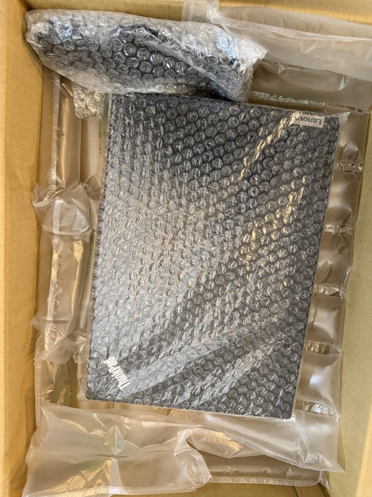 プチプチで保護された中古ThinkPad E14 Gen 5