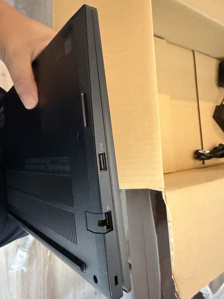 ThinkPad E14 Gen 5右側面のUSB-A・有線LAN端子