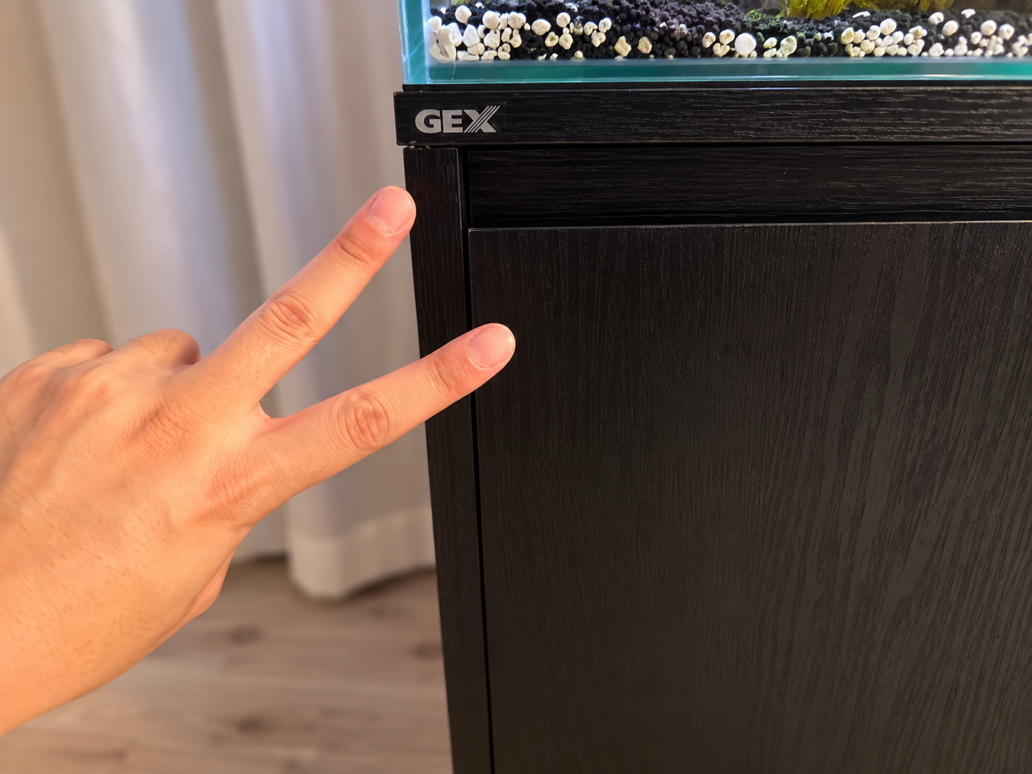GEXアクアラック ウッド900スリムと90cm水槽をリビングに設置した様子