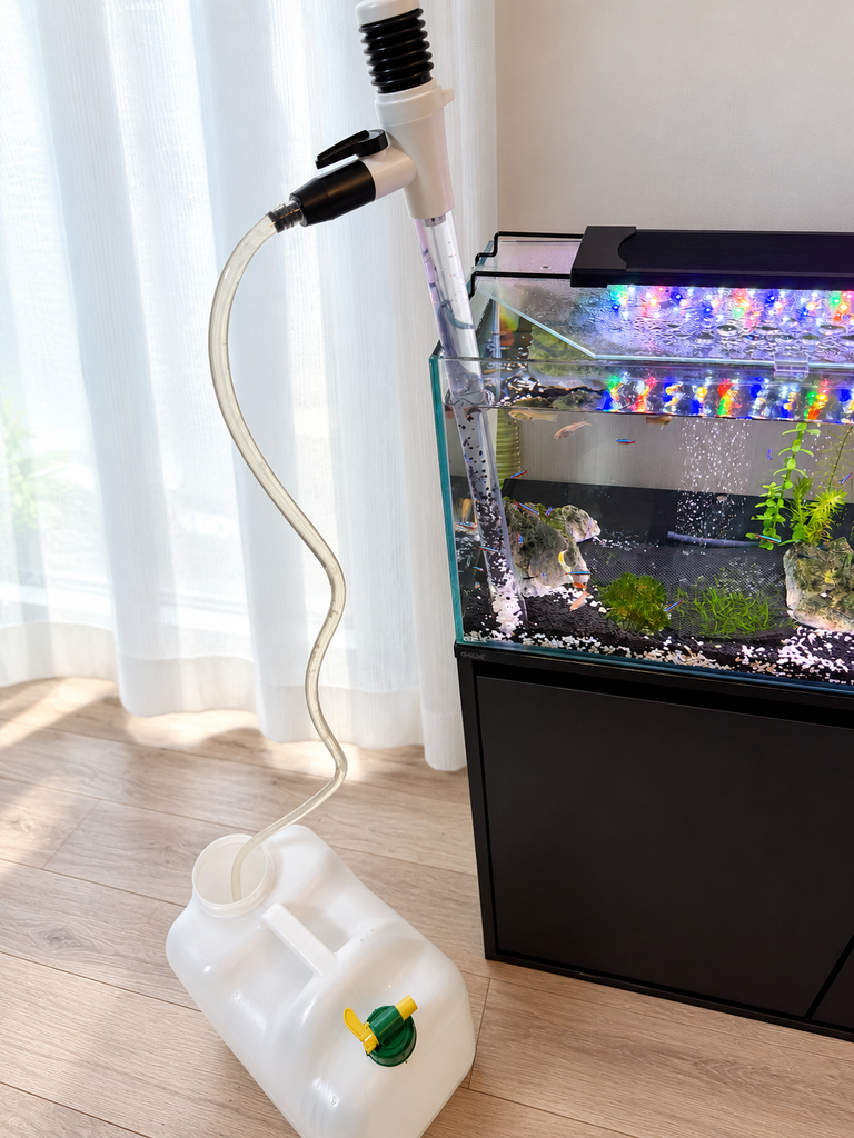 GEXマスタークリアを使って水換え中。底砂掃除と水換えを同時に進められるので、90cm水槽でも作業がかなりラクです。