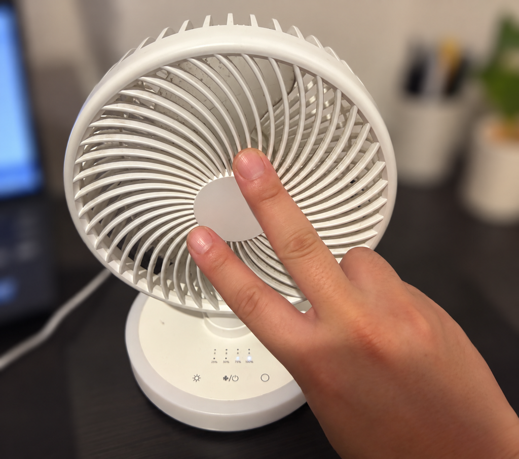 Tillmulya卓上扇風機をデスクで約1年4か月使用した状態