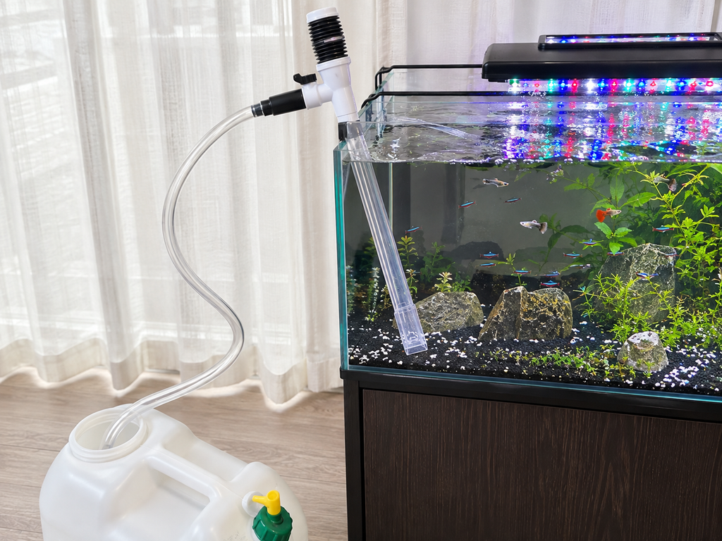 GEXおそうじラクラク マスタークリアを水槽の水換えで実際に使用している様子