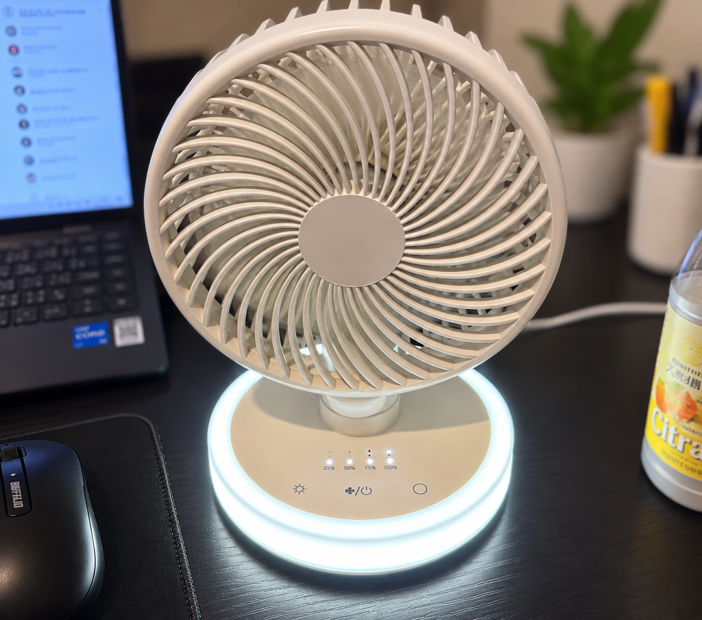 Tillmulya卓上扇風機のLEDライトを点灯した状態