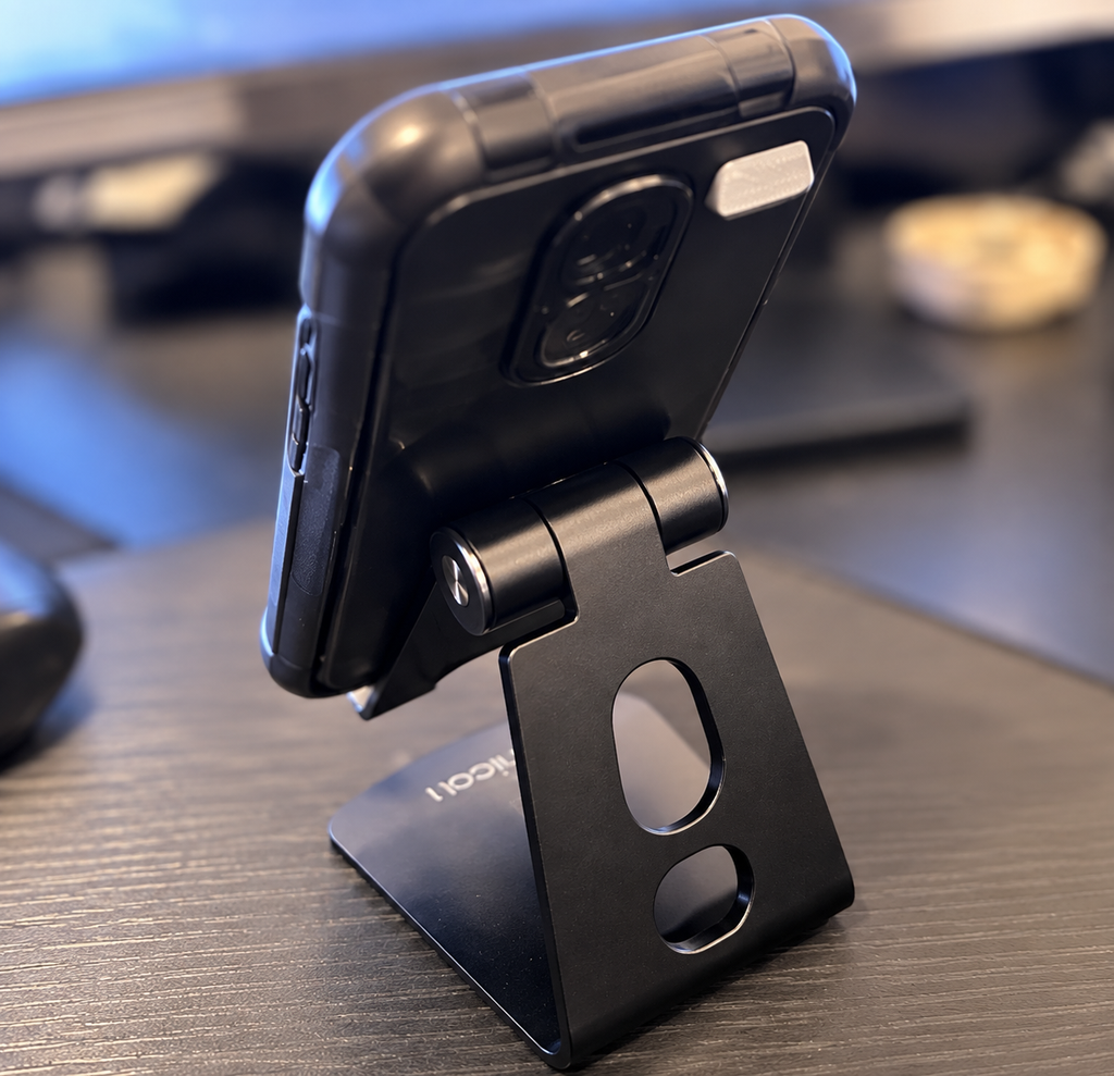 背面に磁石が付いたスマホケースを装着した状態でも、僕の環境では問題なく置けています。