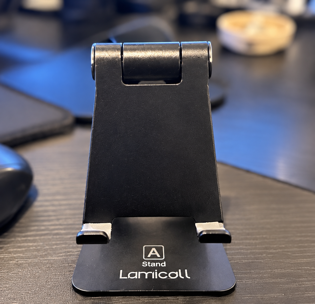 約3年間使用しているLamicallスマホスタンド。シンプルな作りですが、現在も問題なく使えています。